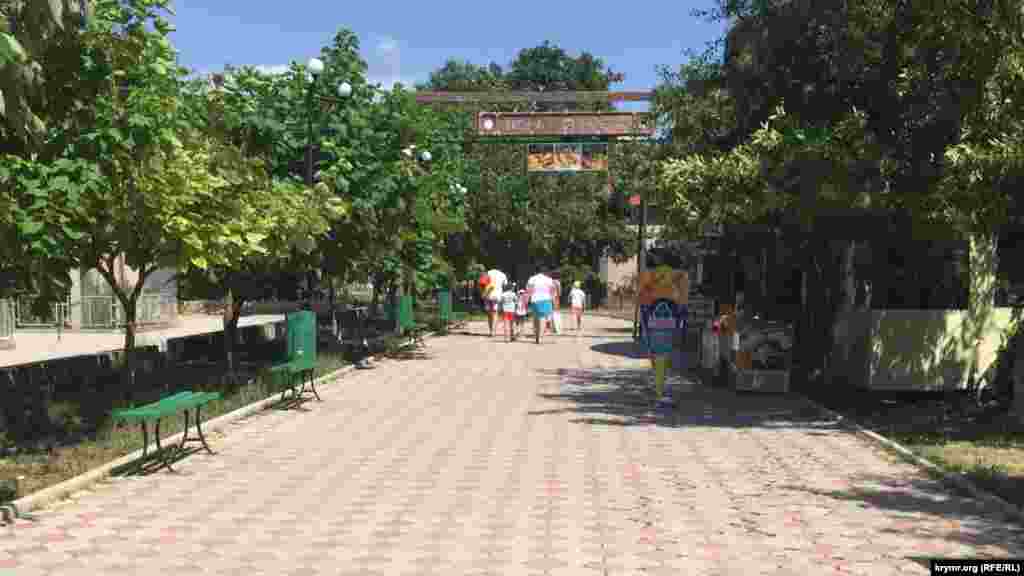 Отдыхающие идут на обед после утренних солнечных ванн 