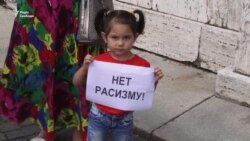 Закарпатські роми влаштували флеш-моб під облдержадміністрацією (відео) Закарпатські роми влаштували флеш-моб під облдержадміністрацією (відео)