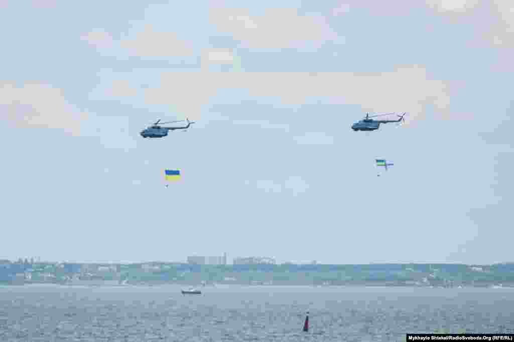 Гвинтокрили морської авіації ВМСУ «проносять» український і власний військовий прапор над Одеською затокою 