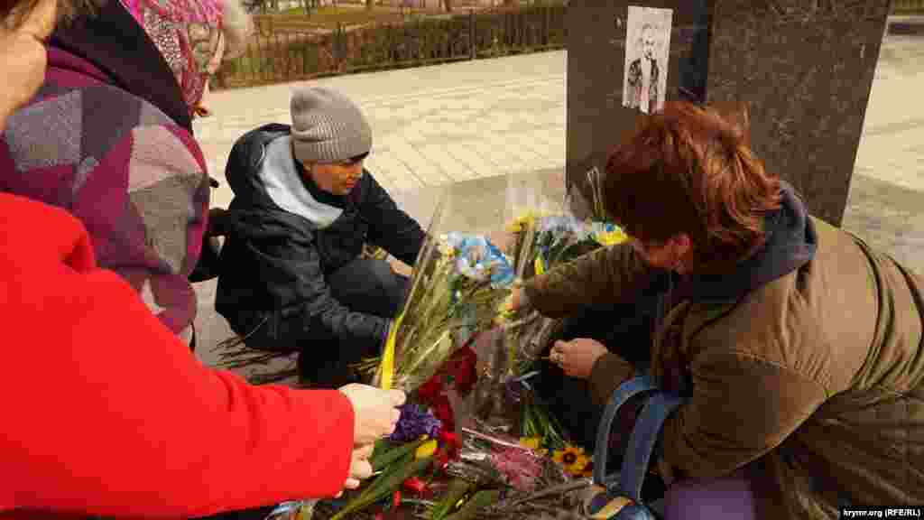 После пророссийского митинга у памятника Шевченко собрались украинцы Симферополя, которые возложили букеты в цветах государственного украинского флага, декламировали любимые стихи Кобзаря, а также экспромтом исполнили широко известную песню на его слова «Реве та стогне Дніпр широкий»