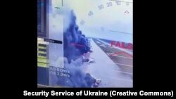 Скріншот із відео ударів СБУ по літаках стратегічної авіації Росії на аеродромі «Біла» («Бєлая», російською «Белая») в Іркутській області, що межує з Монголією. 1 червня 2025 року