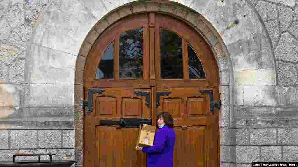 Сотрудница у входа в старое здание основного комплекса винзавода 