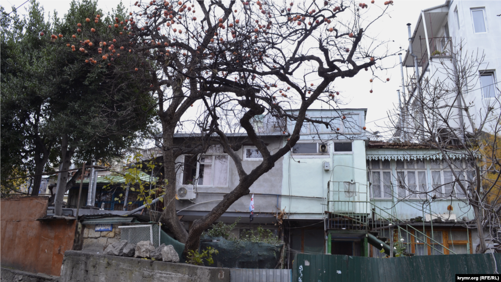 В западной части Дерекоя заканчивается самая длинная улица Ялты – Садовая. Она пересекается с улицей Куйбышева. Вдоль нее на ровном участке сохранились частные дома послевоенного периода с традиционной для крымских садов хурмой