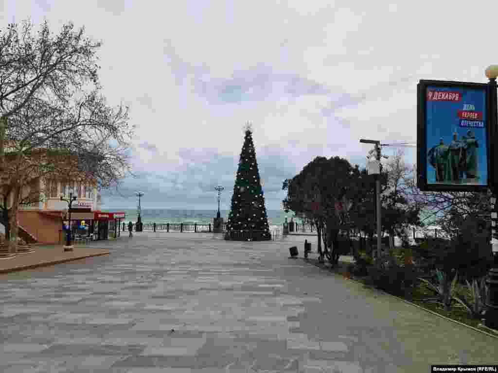 Новогодняя елка и борд с «российскими скрепами» на площади у набережной, Судак, Крым, середина декабря 2024 г.