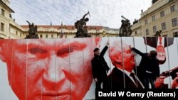 Инсталляция у Пражского Града: Владимир Путин и Милош Земан