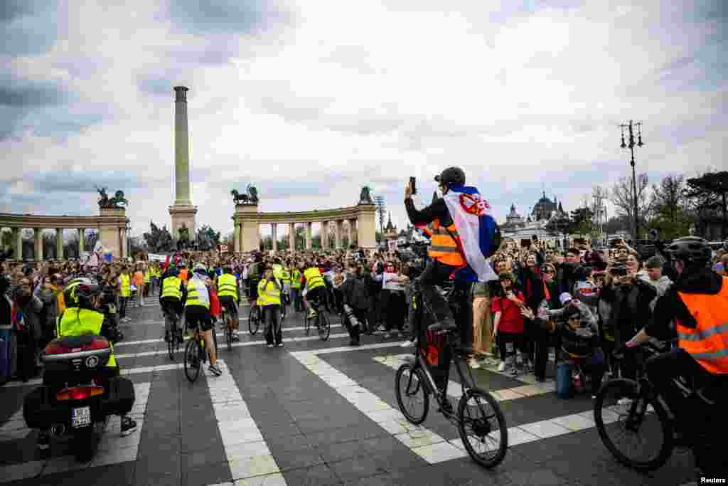 Сербские велосипедисты прибывают на свою остановку в Будапеште во время велопробега в Страсбург, целью которого является привлечение внимания к многомесячным антиправительственным протестам в учреждениях Европейского Союза. Будапешт, Венгрия, 5 апреля 2025 года. REUTERS/Мартон Монус.