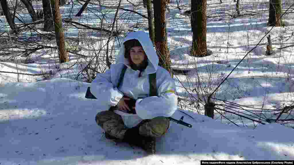 Анастасія «Фенікс» Цебринська, батальйон «Золоті ворота»: «Раз приїхала на блокпост на зміну. І тут починається сильний мінометний обстріл. «І от куди бігти?» – думаю. Мені сто метрів бігти, щоб заховатися до якогось бліндажа. Присіла біля машини і сиджу. І подумки прошу: «Господи, спаси і сохрани! Нехай воно нас усе облетить». Тоді дуже було страшно. Я дуже переживала. Згодом, здавалося, звикла. Але потім, коли вже приїхала в Київ, був один випадок. Навіть не знаю, скільки часу пройшло. Я йшла вулицею – і зненацька почула, як летить літак. Я спершу не зрозуміла, що це таке, звук якимось різким здався – і я якось на автоматі схопилася і присіла».