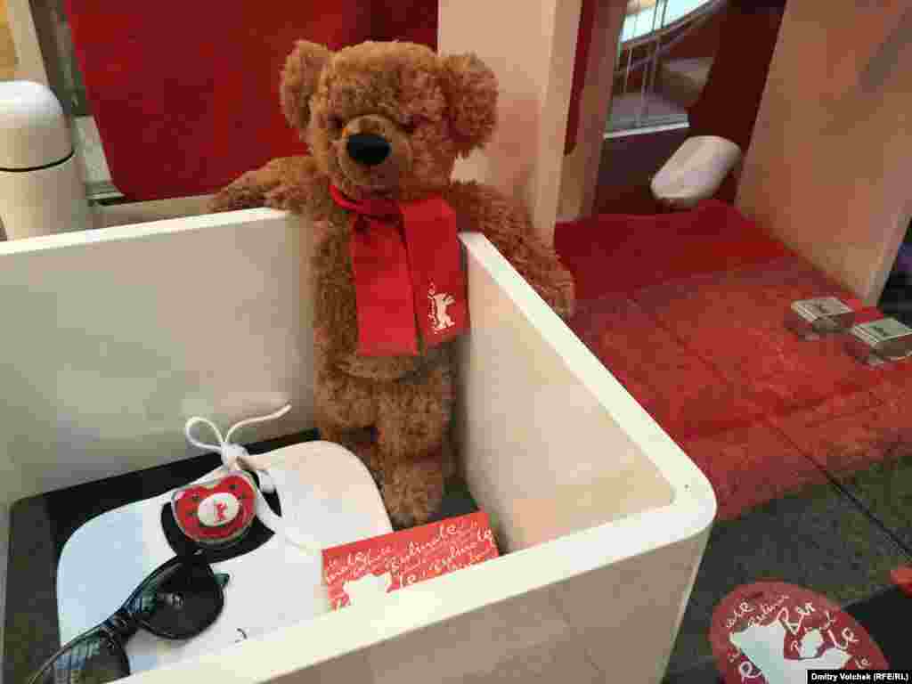 Сувениры тоже расходятся очень быстро, этот медведь – последний