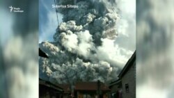 Індонезійський вулкан викинув 7-кілометровий стовп диму і попелу. Відео зняте очевидцями