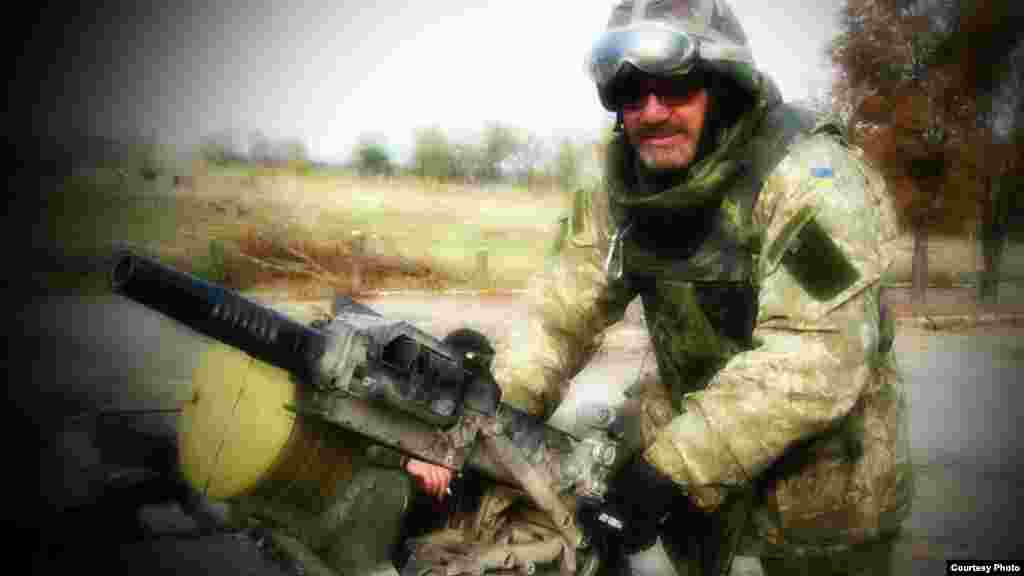 Валерій «Аскольд» ЛОГІНОВ, офіцер 4-ї роти 95-ї окремої аеромобільної бригади:  «Нашим екіпажам доводилося прориватися на ДАП практично кожної ночі. Спершу було важко, бо противник вів активний вогонь із будівлі, що стояла за старим терміналом. Звідти по нас дуже щільно працював кулемет «Утьос». З боку «Спартака» виїжджала важка броньована техніка. А що таке БТР проти танка?!» Детальніше – тут.