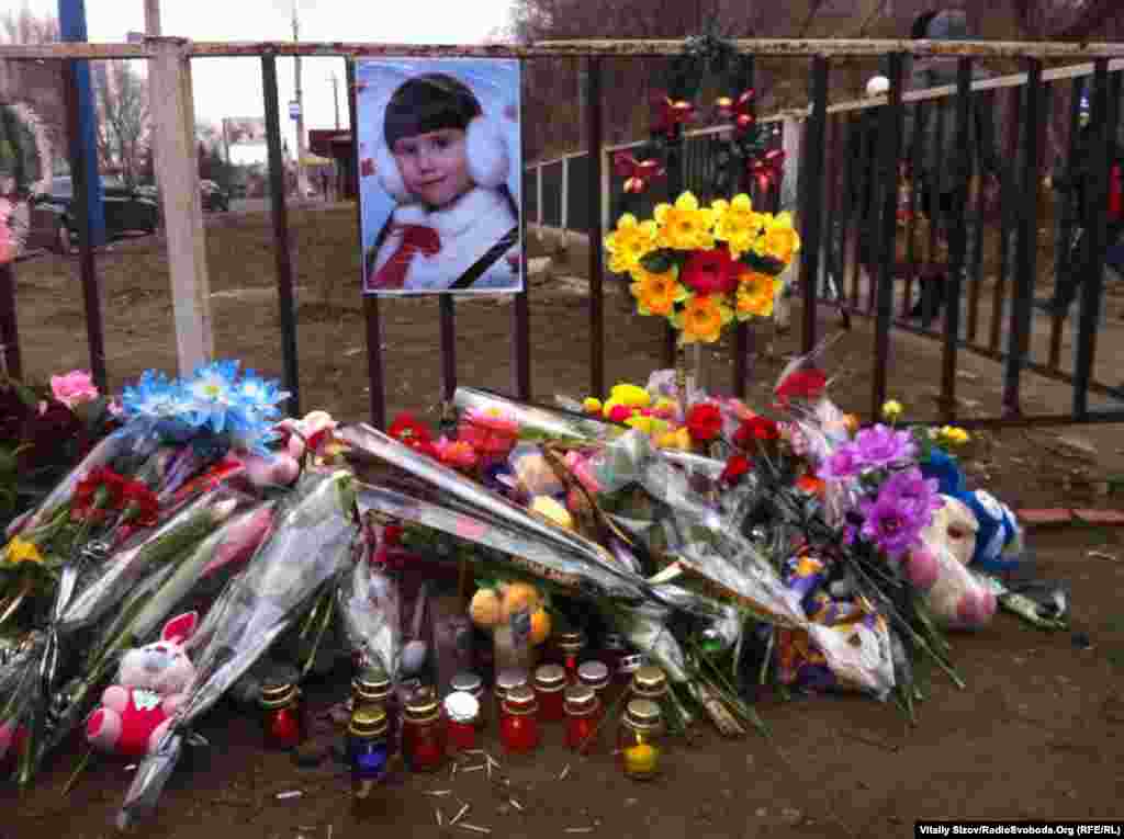 Напередодні на цьому ж місці бойова машина десанту наїхала на пішоходів, унаслідок чого 8-річна дівчинка загинула на місці, також шпиталізована з травмами жінка