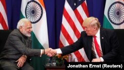 Президент США Дональд Трамп тисне руку прем’єр-міністру Індії Нарендра Моді під час зустрічі у листопаді 2017 року