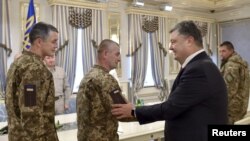 Порошенко приветствует украинских военнослужащих, освобожденных из плена