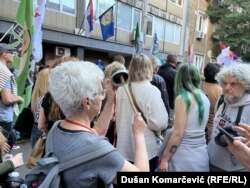 Građani ispred policijske stanice, 27. mj 2025.