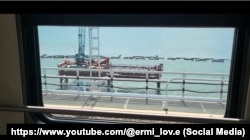 Вид с Керченского моста, снятый из купе российского поезда «Таврия» во время действия запрета его съемок, июнь 2024 года. Скрин с YouTube