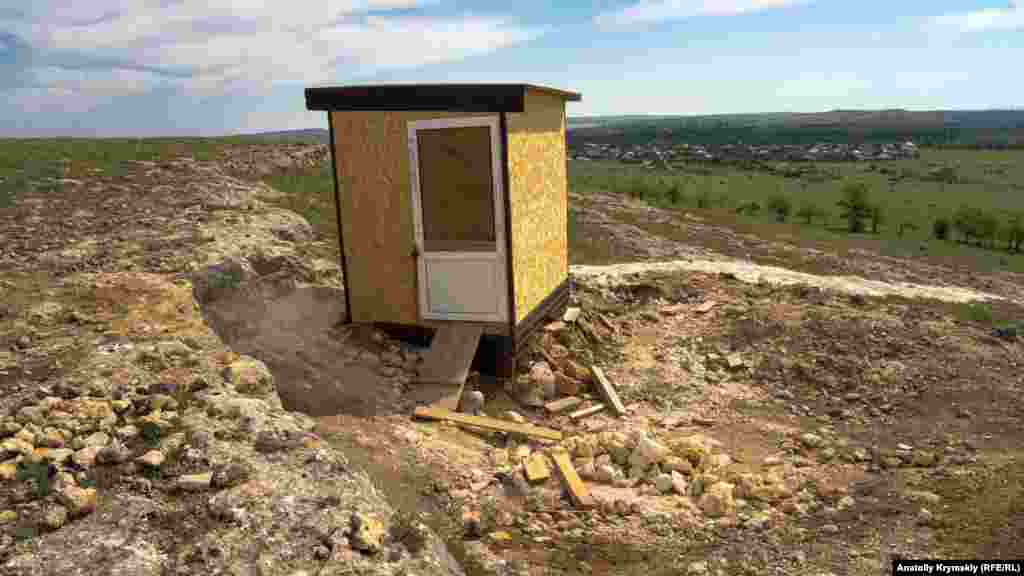 Будка над входом в пещеру Таврида, которую обнаружили в 2018 году при строительстве одноименной трассы. Новый вход-колодец в карстовую полость пробурили в прошлом месяце специалисты «КФУ». В дальнейшем они планируют провести под землей проектные работы, чтобы открыть экскурсионный объект