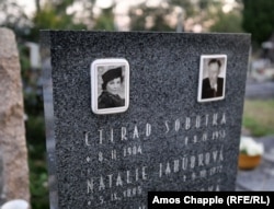 Могила Наталії Ягудкової на Збраславському цвинтарі. Залишається загадкою, чому російська емігрантка забрала секрет схованого мистецтва Гертруд Каудерс у могилу. Ягудкова померла у 1977 році