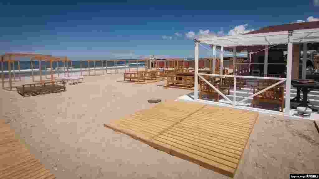 Пляж готовят к фестивалю – на песок уложили деревянные настилы для удобства ходьбы