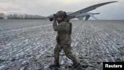 Військовий 25-ї окремої повітряно-десантної бригади ЗСУ з розвідувальним дроном Shark поблизу лінії фронту на Покровському напрямку, лютий 2025 року