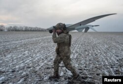 ЗСУ доводиться використовувати дрони як заміну піхоті. На фото: військовослужбовець 25-ї ОПДБр несе розвідувальний дрон Shark, Покровський напрямок, 5 лютого 2025 року