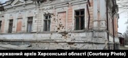 Наслідки обстрілу будівлі архіву Херсонської області