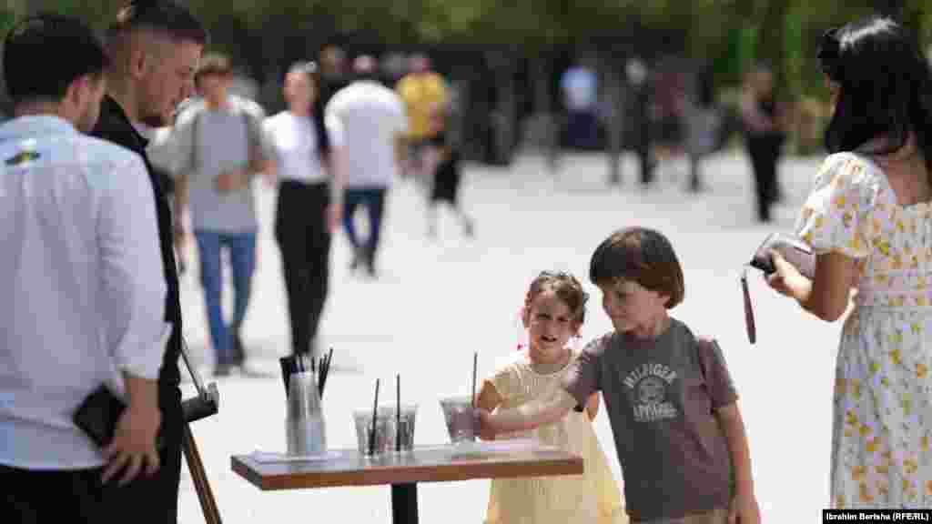Neka djeca se rashlađuju ledenom vodom. Nacionalni institut za javno zdravlje pozvao je roditelje da budu posebno oprezni i zaštite djecu i dojenčad od vrućine.