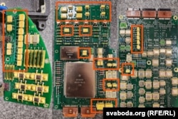 Електричні плати блока управління з уламків російської ракети Іскандер-К, що знайшли в Україні. За словами експерта в електроніці та військовослужбовця Збройних сил України, усі обведені конденсатори – виробництва вітебського заводу «Моноліт»