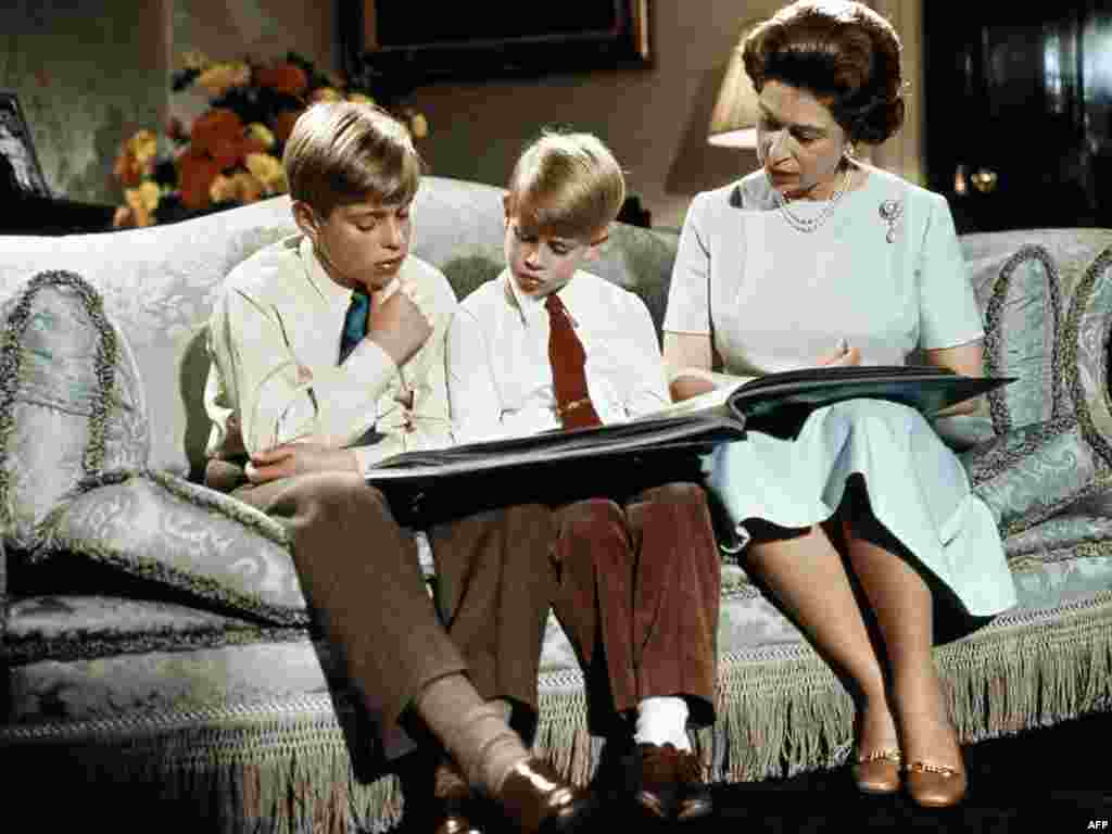 Королева Елизавета с младшими сыновьями, принцами Эндрю и Эдвардом, читают книгу в Букингемском дворце. Рождество 1971 года. 