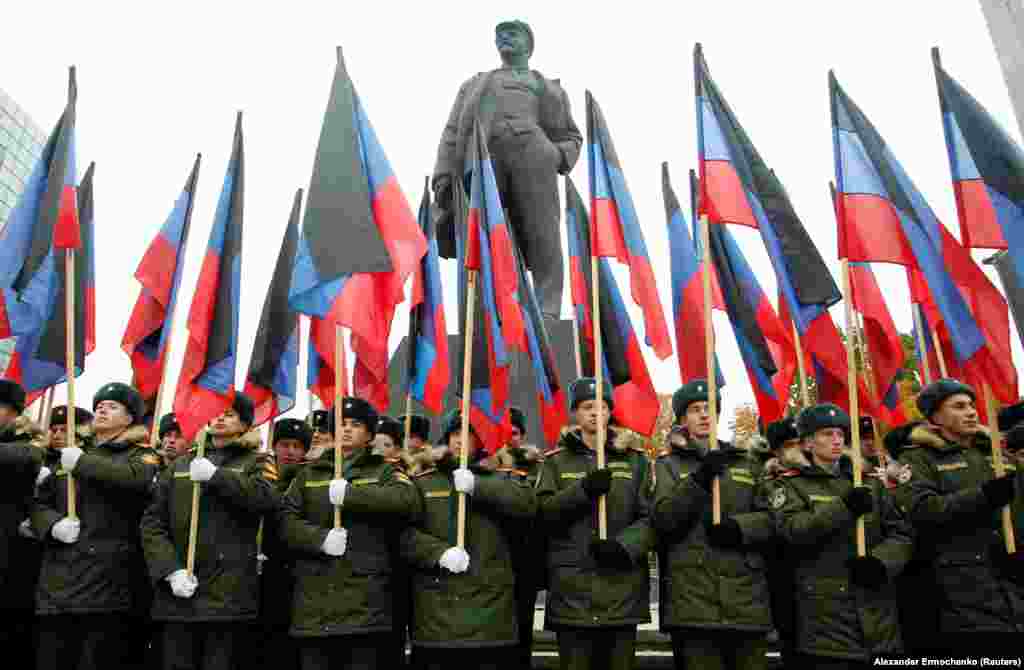 Курсанти шикуються біля пам'ятника Леніну перед маршем до «Дня прапора» угруповання «ДНР», що визнане в Україні терористичним. Окупований Донецьк, 25 жовтня 2017 року