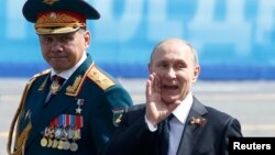 Президент Росії Володимир Путін (праворуч) та міністр оборони Росії Сергій Шойгу. Москва, травень 2015 року