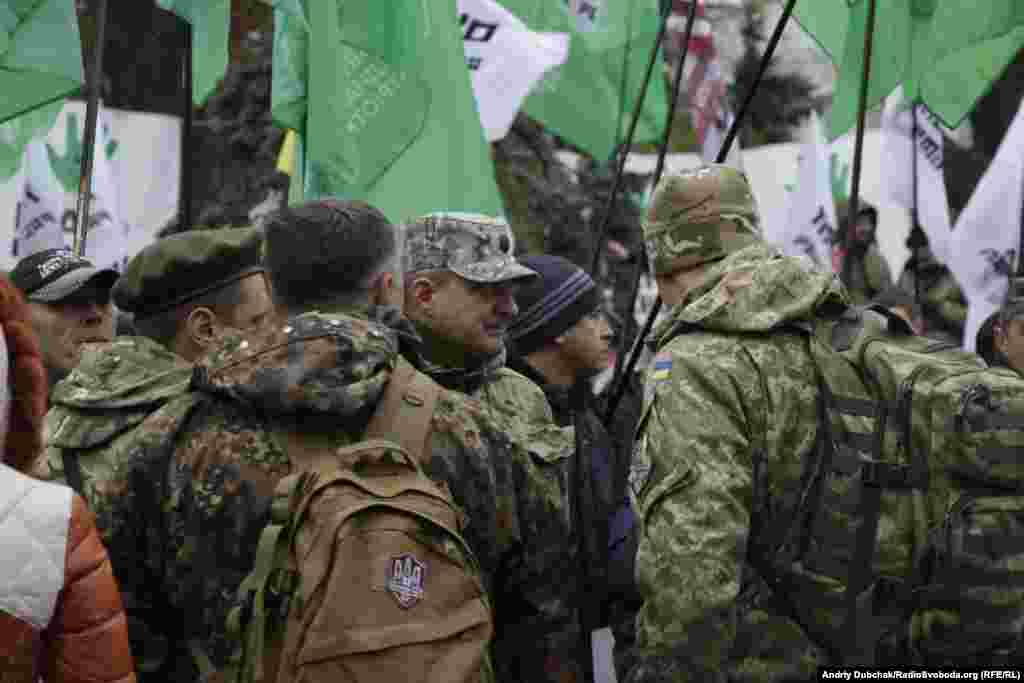 На мітингу були присутні люди у військовому одязі