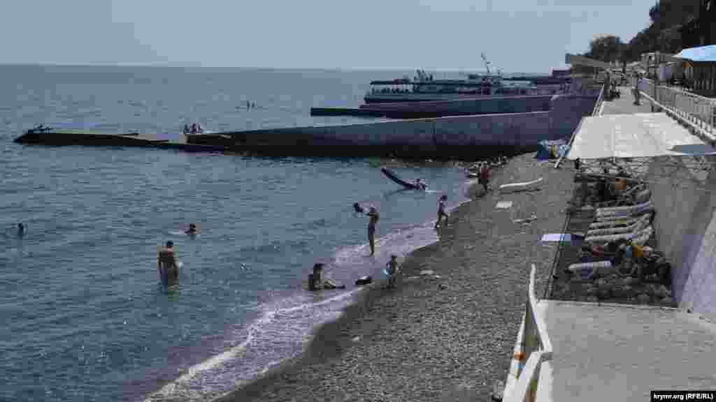 На пляже «Ливадийский» немноголюдно – на это влияет значительная удаленность от центра Ялты