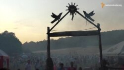 Кияни з’їхались у Пирогів для святкування Івана Купала Кияни з’їхались у Пирогів для святкування Івана Купала