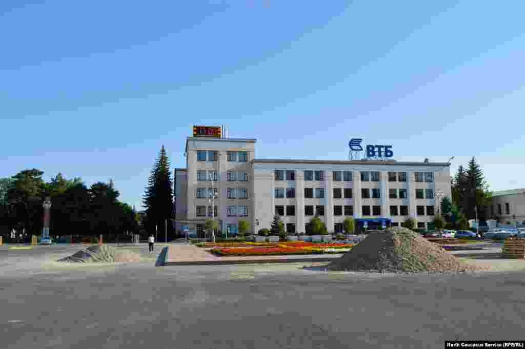 Главная площадь города – найдите лишнее