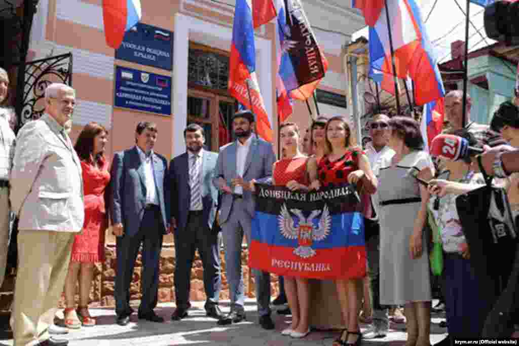 В Симферополе открыли представительство общественного движения «Донецкая республика» с участием Дениса Пушилина – представителя группировки «ДНР», признанной в Украине террористической. 8 июля