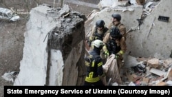 Рятувальники працюють на місці влучання російського дрона, Суми, 30 січня 2025 року