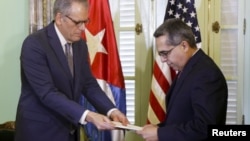 Куба. Глава миссии интересов США в Гаване Джеффри ДеЛаурентис передает письмо от президента США Барака Обамы исполняющему обязанности главы МИД Кубы Марчелино Медине