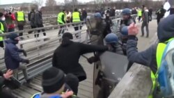 Боксер-забияка і учасник протестів «жовтих жилетів» в Парижі здався владі – відео Боксер-забияка і учасник протестів «жовтих жилетів» в Парижі здався владі – відео