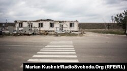 Пішохідний перехід у розтрощеній артобстрілами Станиці Луганській, березень 2016 року