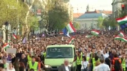 Багатотисячна хода проти Орбана у Будапеші (відео) Багатотисячна хода проти Орбана у Будапеші (відео)