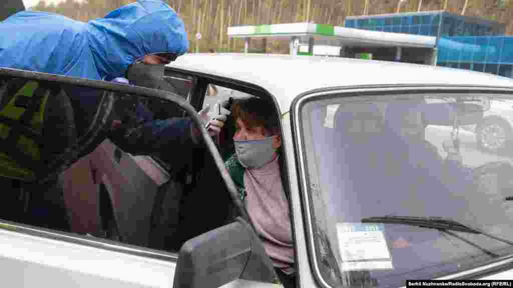 Перевіряють автомобілі, в яких троє і більше подорожніх, а також ті, що зареєстровані за межами Києва й області. На КПП цілодобово чергують співробітники поліції, бійці Нацгвардії та лікарі СЕС