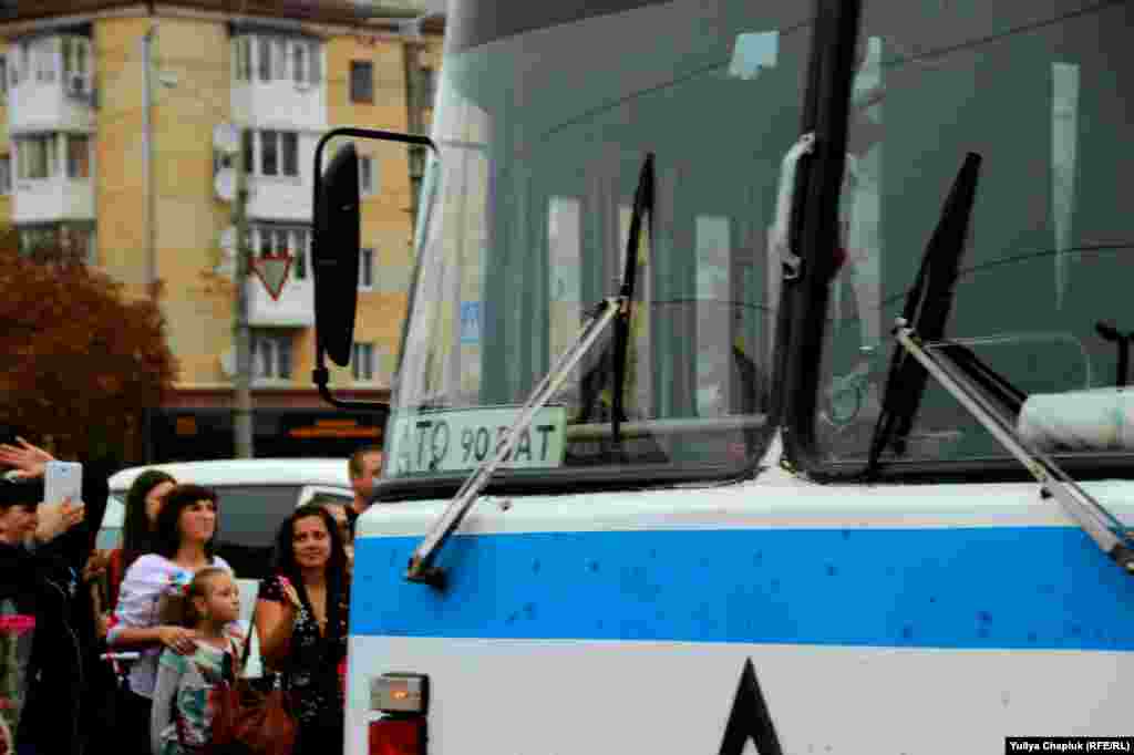 Бійці легендарного 90-го батальйону 81-ї бригади приїхали на старенькому ЛАЗі. Автобус у дорозі часто ламався, тому хлопці спізнилися майже на три години