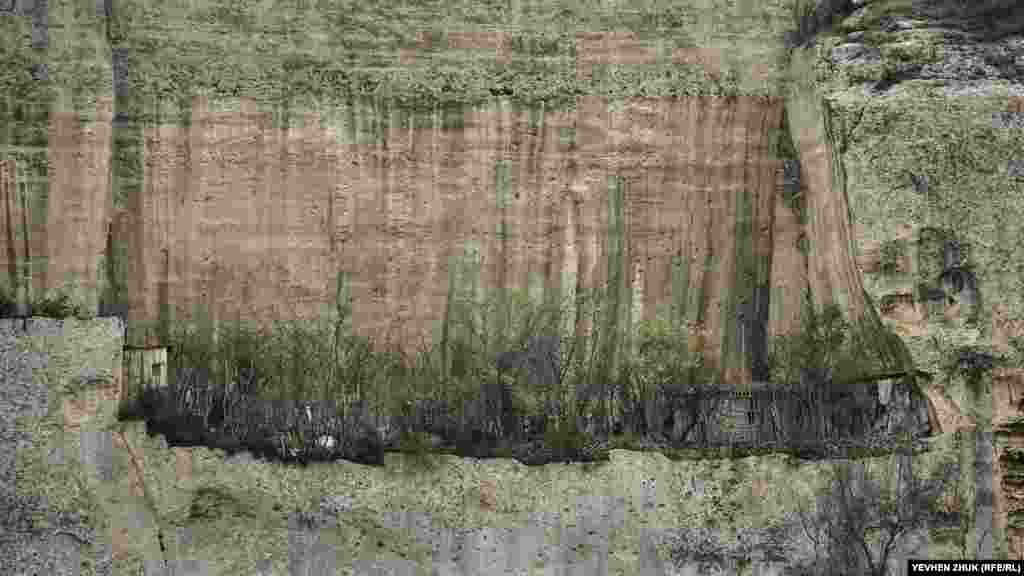 У самой оконечности Загайтанской скалы, с севера, расположена небольшая постройка с хозяйственным двором – это скит. Отдельные дворы располагаются на так называемых полках карьерной выработки