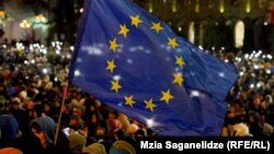 На мітинг зібралися громадяни, які виступають проти рішення правлячої партії «Грузинська мрія» відмовитися від переговорів щодо вступу до Єропейського союзу до 2028 року