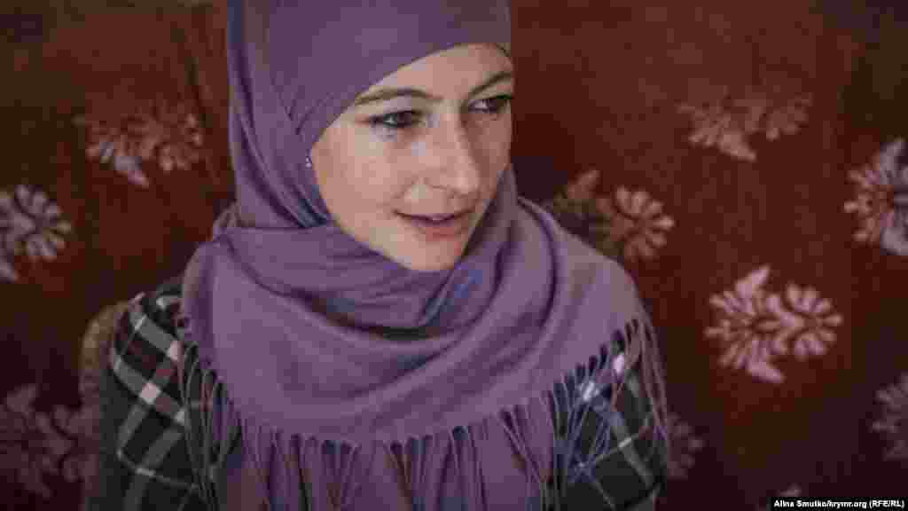 Мерьем Куку – учитель английского и крымскотатарского языков. Вне домашних дел и поездок на суды мужа она занимается репетиторством