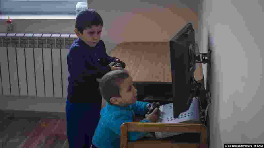 Сыновья Алиме и Энвера – Умар и Сахир – играют дома в Бахчисарае