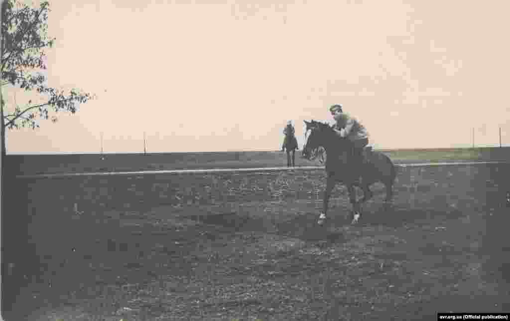 Вишкіл в УГА проводили у старшинських школах і запасних кошах (полках, куренях). Він відбувався за статутами УСС та австрійської армії. Його найголовнішою проблемою був брак бойових тренувань.  На фото: Кавалерист (ймовірно, сотник УГА Ріхард Ярий) випробовує коня перешкодою. Більше світлин можна переглянути на сайті Електронного архіву визвольного руху. 