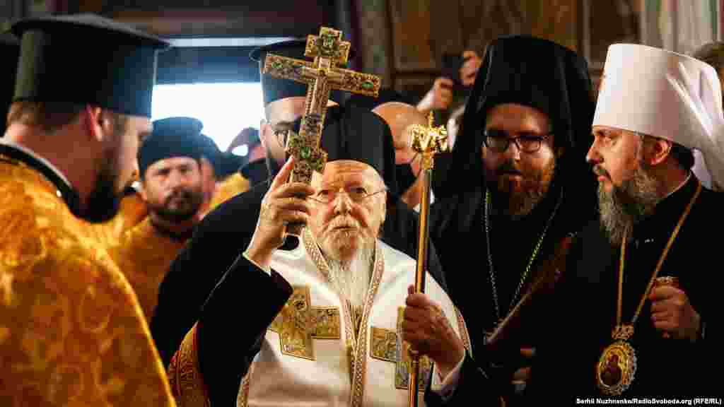 «Блаженніший митрополите Київський і всієї України кір Епіфаніє, Високопреосвященні та Преосвященні брати архієреї, благословенний народе України, славу, хвалу та вдячність підносимо, поклоняючись Богу нашому у Трійці, який удостоїв нас честі відвідати благословенну, багатостраждальну країну, Україну, духовну купіль Русі, уславлений Київ, де Святий князь Володимир заклав незрушний твердий фундамент віри у Христа, яку отримав від Великої Константинопольської церкви та держави Нового Риму», – сказав у своїй проповіді Вселенський патріарх