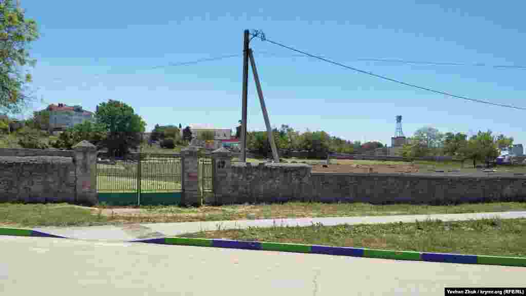 В 1856 году городскими властями было принято решение о размещении еврейского, караимского и магометанского кладбищ в Кладбищенской балке на северо-западном склоне Рудольфовой горы. В те времена это расположение было далеко за городской чертой. Сейчас караимское кладбище находится ближе к улице Пожарова, еврейское – сразу за ним. На фото: вход на караимское кладбище со стороны улицы Пожарова