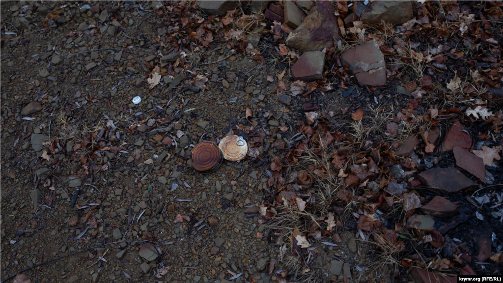 Не все отдыхающие убирают за собой мусор, что также сказывается на состоянии водохранилища  